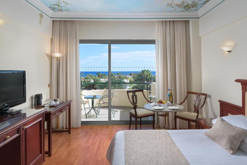 Atrium Palace Thalasso Spa Resort And Villas | zwembad | kamer